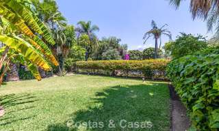 Halfvrijstaande villa met veel potentieel te koop, eerstelijns golf in Nueva Andalucia, Marbella 802906 