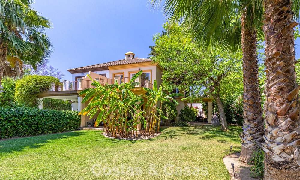 Halfvrijstaande villa met veel potentieel te koop, eerstelijns golf in Nueva Andalucia, Marbella 802907