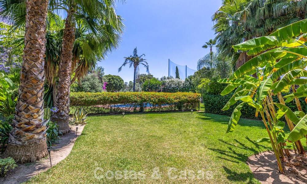 Halfvrijstaande villa met veel potentieel te koop, eerstelijns golf in Nueva Andalucia, Marbella 802908