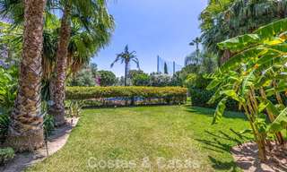 Halfvrijstaande villa met veel potentieel te koop, eerstelijns golf in Nueva Andalucia, Marbella 802908 