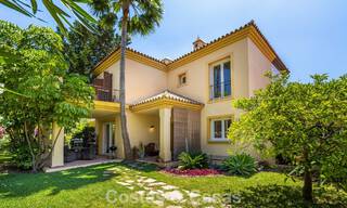 Halfvrijstaande villa met veel potentieel te koop, eerstelijns golf in Nueva Andalucia, Marbella 802917 