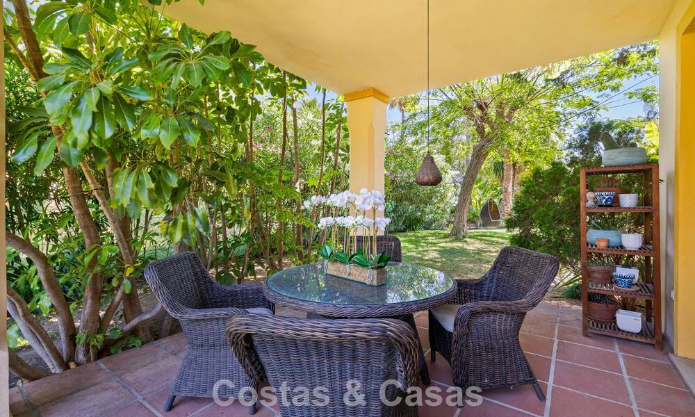 Halfvrijstaande villa met veel potentieel te koop, eerstelijns golf in Nueva Andalucia, Marbella 802918