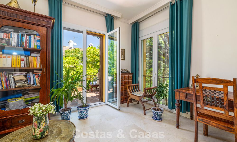 Halfvrijstaande villa met veel potentieel te koop, eerstelijns golf in Nueva Andalucia, Marbella 802924