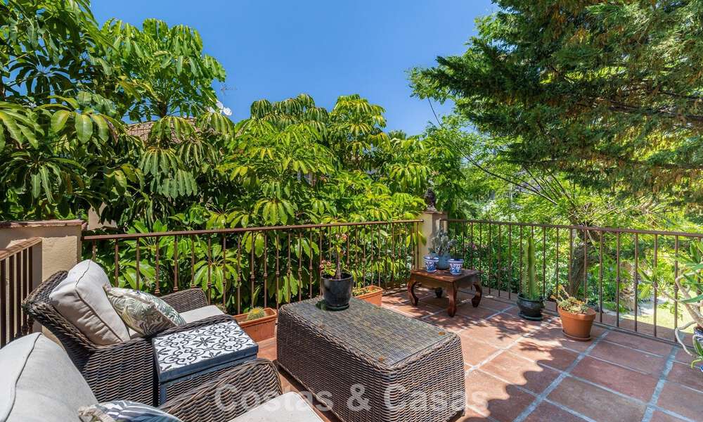 Halfvrijstaande villa met veel potentieel te koop, eerstelijns golf in Nueva Andalucia, Marbella 802926