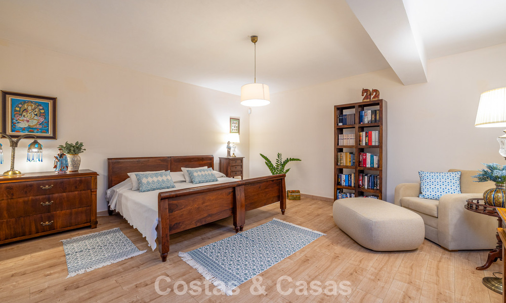Halfvrijstaande villa met veel potentieel te koop, eerstelijns golf in Nueva Andalucia, Marbella 802927