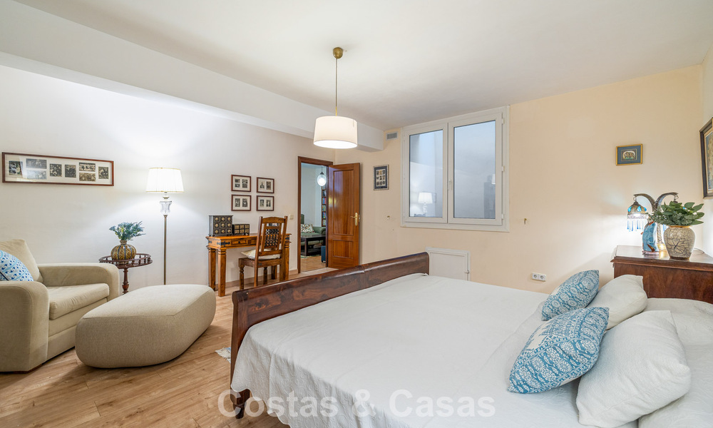 Halfvrijstaande villa met veel potentieel te koop, eerstelijns golf in Nueva Andalucia, Marbella 802929