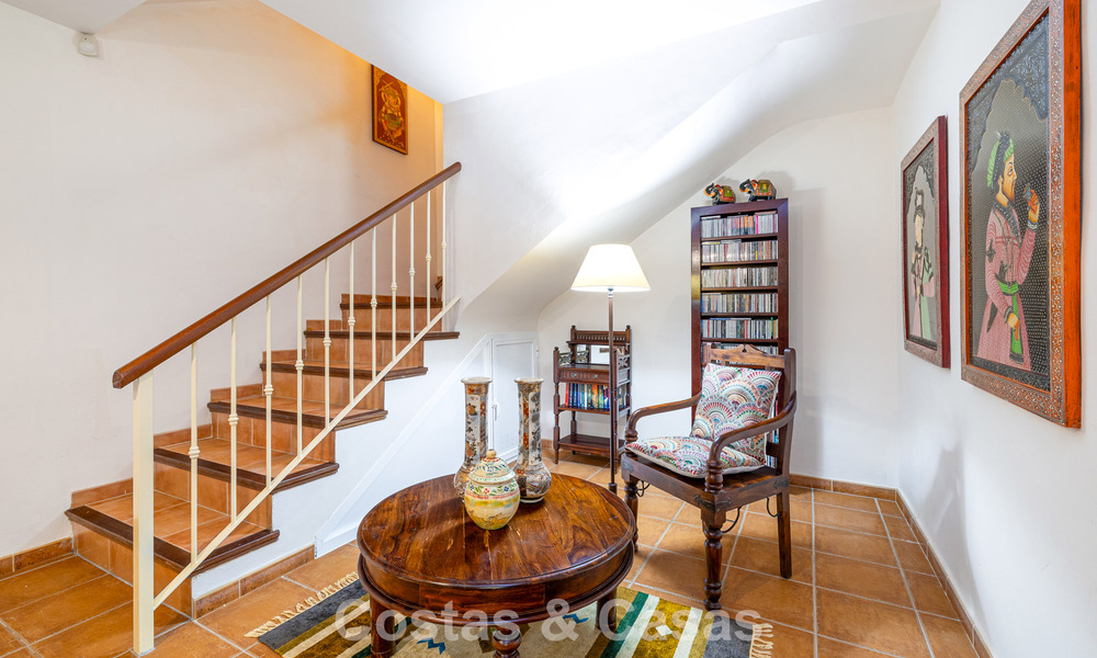 Halfvrijstaande villa met veel potentieel te koop, eerstelijns golf in Nueva Andalucia, Marbella 802931