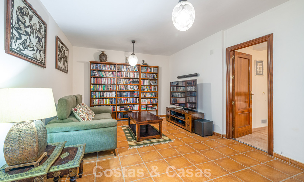 Halfvrijstaande villa met veel potentieel te koop, eerstelijns golf in Nueva Andalucia, Marbella 802932