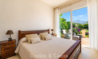 Halfvrijstaande villa met veel potentieel te koop, eerstelijns golf in Nueva Andalucia, Marbella 802940 