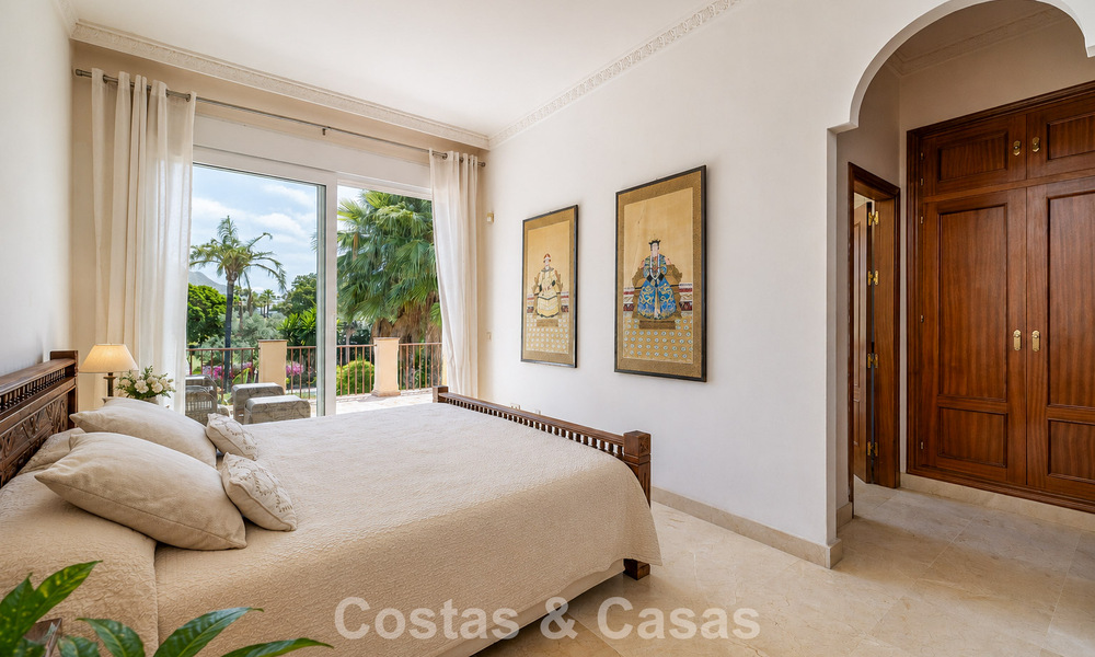 Halfvrijstaande villa met veel potentieel te koop, eerstelijns golf in Nueva Andalucia, Marbella 802941