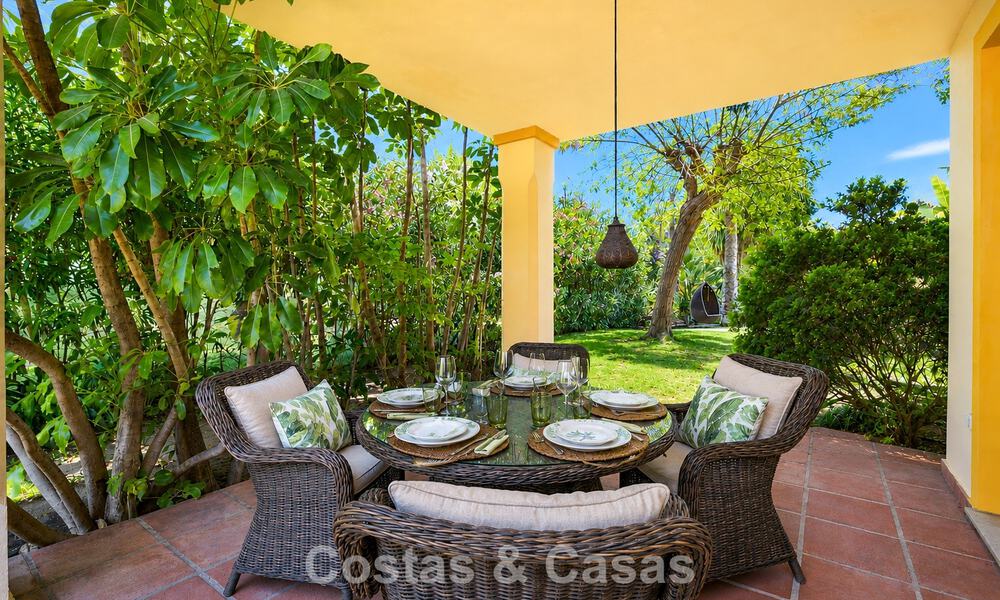 Halfvrijstaande villa met veel potentieel te koop, eerstelijns golf in Nueva Andalucia, Marbella 802942
