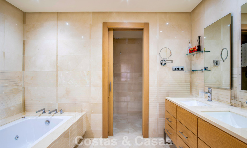 Ruim, luxe appartement te koop met zeezicht in een luxueus complex op de Golden Mile van Marbella 802962