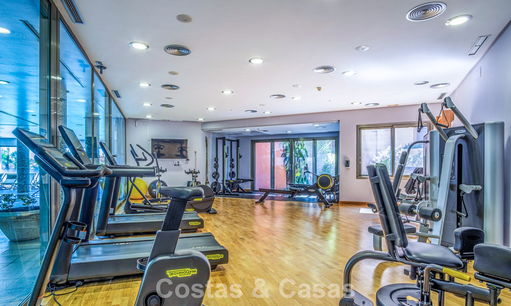 Ruim, luxe appartement te koop met zeezicht in een luxueus complex op de Golden Mile van Marbella 802969