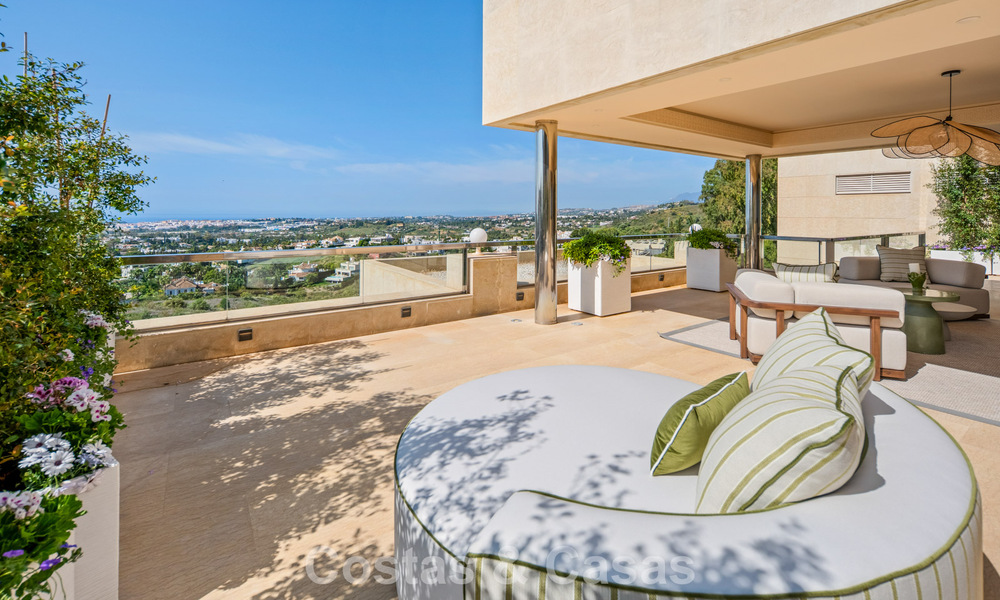 Exclusief, modern duplex penthouse met panoramisch zeezicht te koop in Nueva Andalucia, Marbella 803041