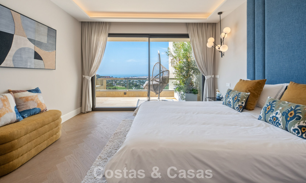 Exclusief, modern duplex penthouse met panoramisch zeezicht te koop in Nueva Andalucia, Marbella 803051