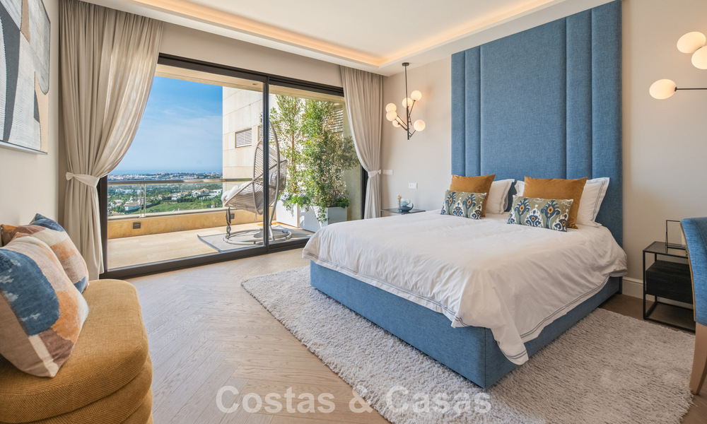 Exclusief, modern duplex penthouse met panoramisch zeezicht te koop in Nueva Andalucia, Marbella 803052