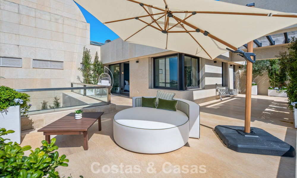Exclusief, modern duplex penthouse met panoramisch zeezicht te koop in Nueva Andalucia, Marbella 803059