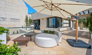 Exclusief, modern duplex penthouse met panoramisch zeezicht te koop in Nueva Andalucia, Marbella 803059 