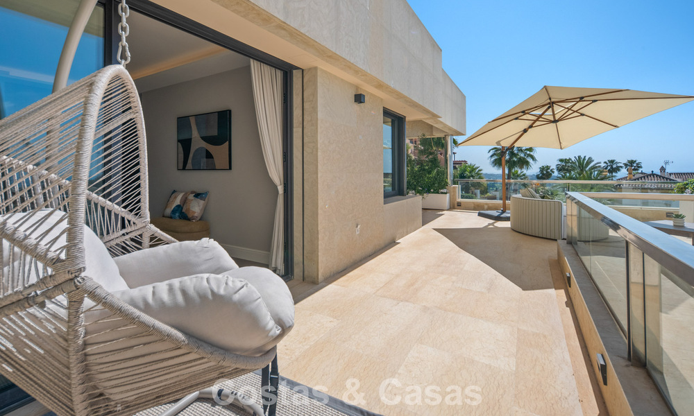 Exclusief, modern duplex penthouse met panoramisch zeezicht te koop in Nueva Andalucia, Marbella 803060