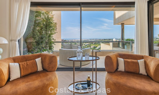 Exclusief, modern duplex penthouse met panoramisch zeezicht te koop in Nueva Andalucia, Marbella 803068 