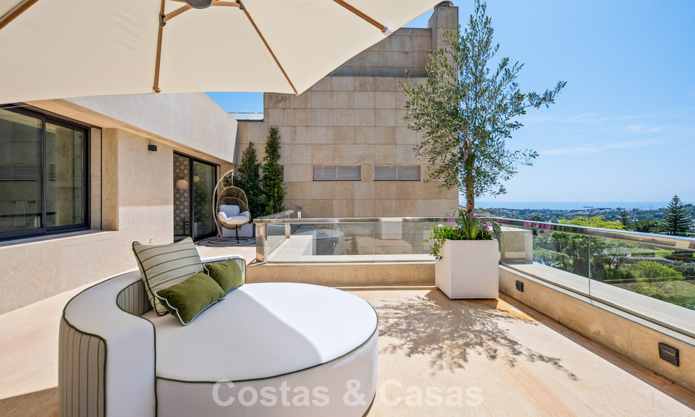 Exclusief, modern duplex penthouse met panoramisch zeezicht te koop in Nueva Andalucia, Marbella 803102