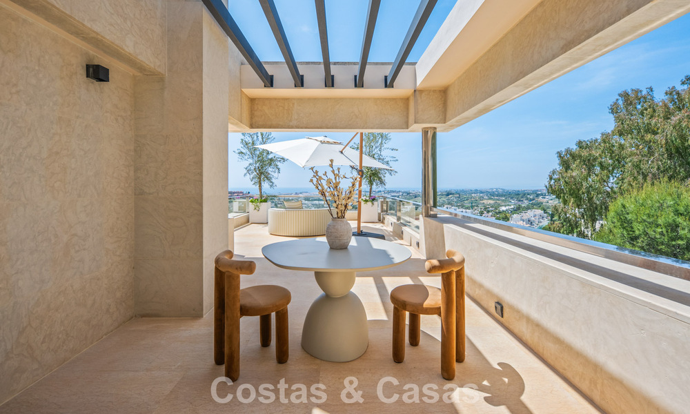 Exclusief, modern duplex penthouse met panoramisch zeezicht te koop in Nueva Andalucia, Marbella 803103