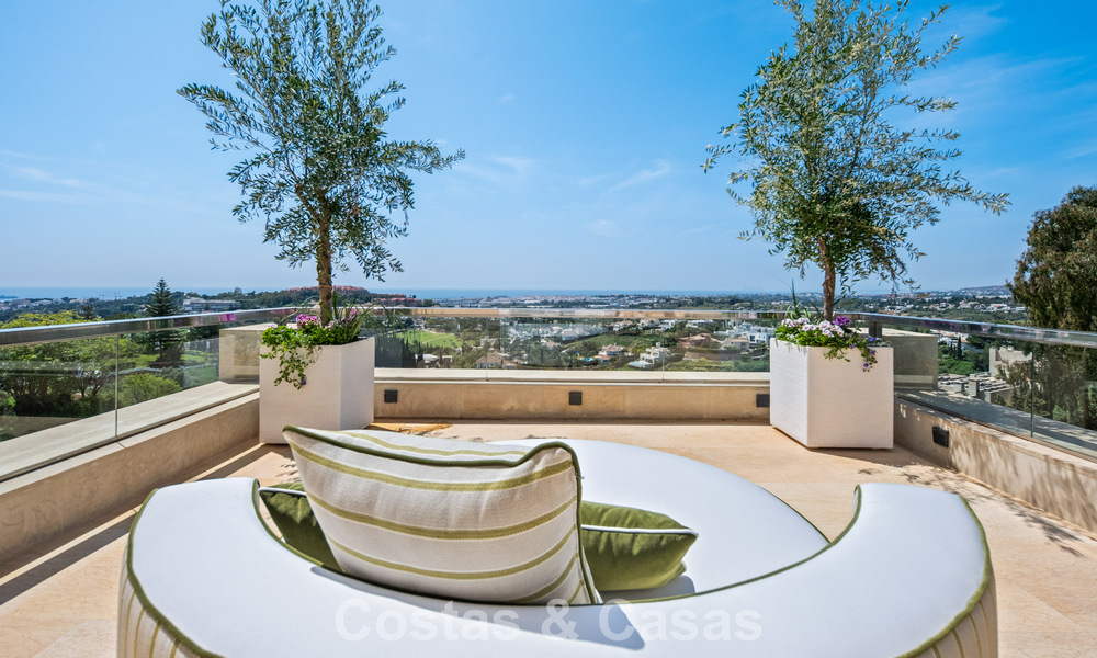 Exclusief, modern duplex penthouse met panoramisch zeezicht te koop in Nueva Andalucia, Marbella 803104
