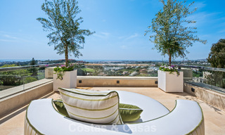 Exclusief, modern duplex penthouse met panoramisch zeezicht te koop in Nueva Andalucia, Marbella 803104 