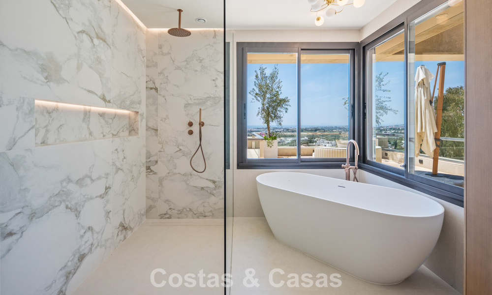Exclusief, modern duplex penthouse met panoramisch zeezicht te koop in Nueva Andalucia, Marbella 803106