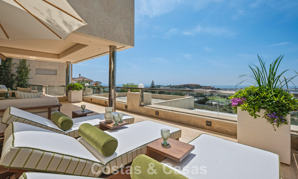 Exclusief, modern duplex penthouse met panoramisch zeezicht te koop in Nueva Andalucia, Marbella 803117