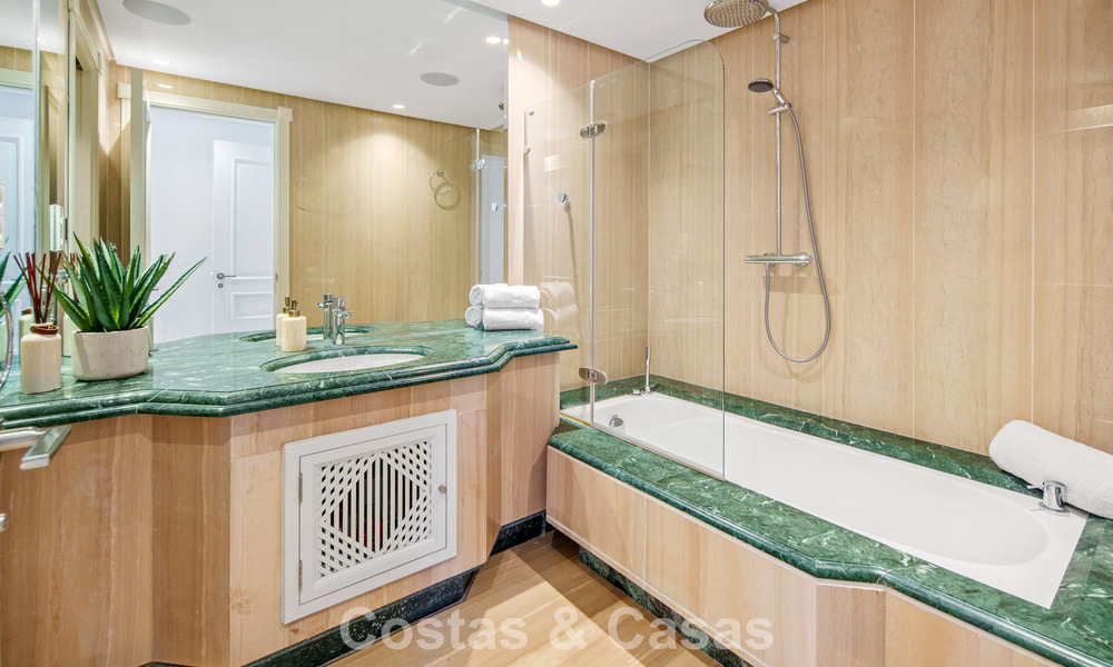 Eersteklas duplex penthouse te koop in een strandcomplex in Los Monteros, ten oosten van Marbella centrum 803206