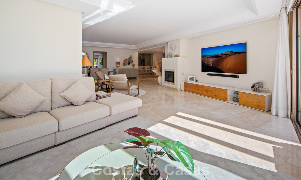 Eersteklas duplex penthouse te koop in een strandcomplex in Los Monteros, ten oosten van Marbella centrum 803219