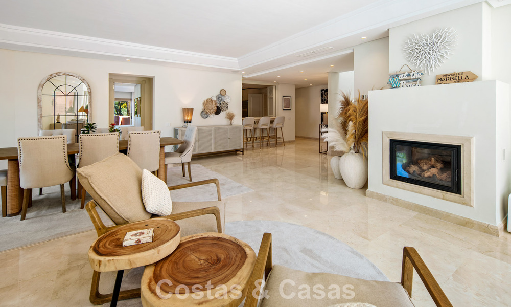 Eersteklas duplex penthouse te koop in een strandcomplex in Los Monteros, ten oosten van Marbella centrum 803221