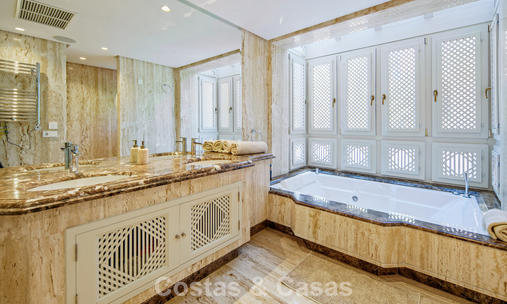Eersteklas duplex penthouse te koop in een strandcomplex in Los Monteros, ten oosten van Marbella centrum 803229