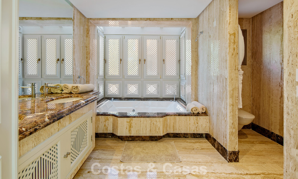 Eersteklas duplex penthouse te koop in een strandcomplex in Los Monteros, ten oosten van Marbella centrum 803230