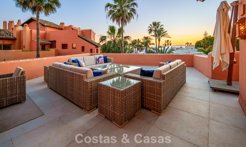 Eersteklas duplex penthouse te koop in een strandcomplex in Los Monteros, ten oosten van Marbella centrum 803244
