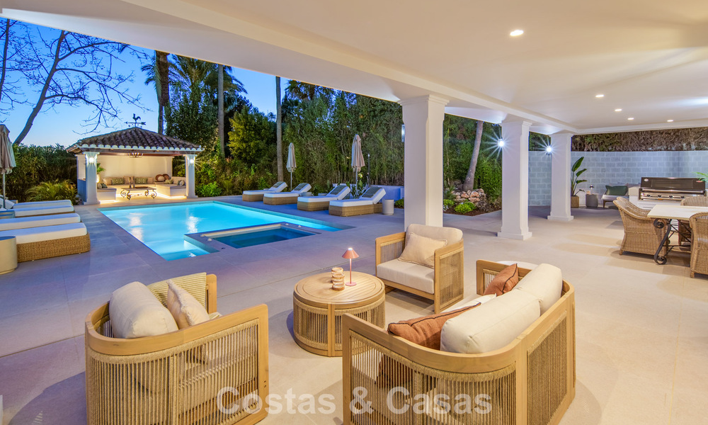 Luxueuze, mediterrane villa te koop, eerstelijnsgolf in een prestigieuze urbanisatie in Nueva Andalucia, Marbella 803262