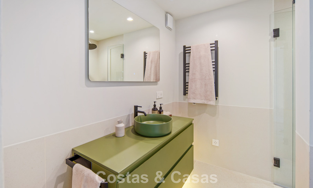 Luxueuze, mediterrane villa te koop, eerstelijnsgolf in een prestigieuze urbanisatie in Nueva Andalucia, Marbella 803273