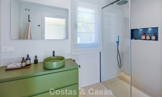 Luxueuze, mediterrane villa te koop, eerstelijnsgolf in een prestigieuze urbanisatie in Nueva Andalucia, Marbella 803278 