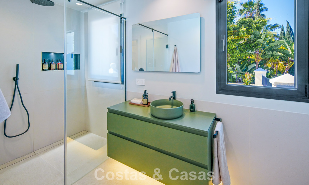 Luxueuze, mediterrane villa te koop, eerstelijnsgolf in een prestigieuze urbanisatie in Nueva Andalucia, Marbella 803286