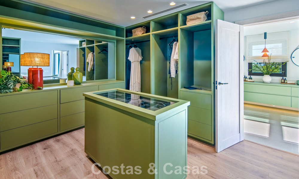 Luxueuze, mediterrane villa te koop, eerstelijnsgolf in een prestigieuze urbanisatie in Nueva Andalucia, Marbella 803290