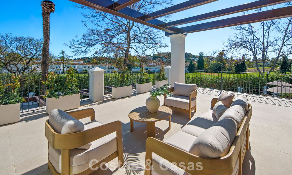 Luxueuze, mediterrane villa te koop, eerstelijnsgolf in een prestigieuze urbanisatie in Nueva Andalucia, Marbella 803292