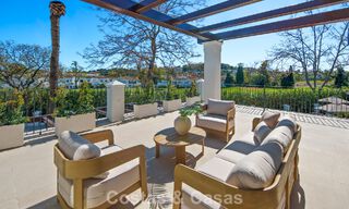 Luxueuze, mediterrane villa te koop, eerstelijnsgolf in een prestigieuze urbanisatie in Nueva Andalucia, Marbella 803292 