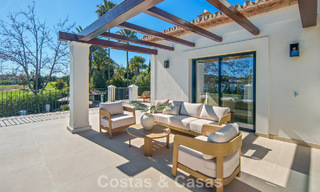 Luxueuze, mediterrane villa te koop, eerstelijnsgolf in een prestigieuze urbanisatie in Nueva Andalucia, Marbella 803293 
