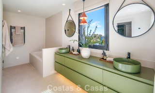 Luxueuze, mediterrane villa te koop, eerstelijnsgolf in een prestigieuze urbanisatie in Nueva Andalucia, Marbella 803296 