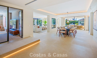 Luxueuze, mediterrane villa te koop, eerstelijnsgolf in een prestigieuze urbanisatie in Nueva Andalucia, Marbella 803304 