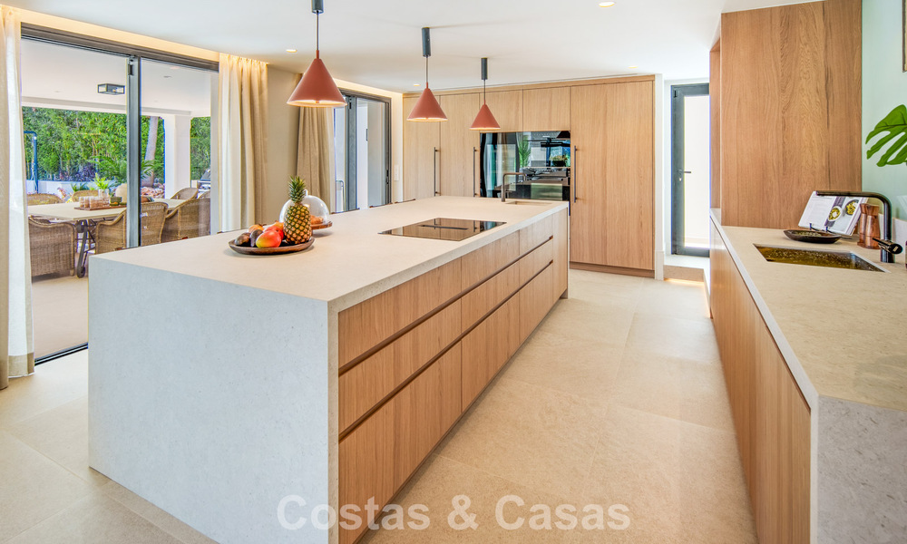 Luxueuze, mediterrane villa te koop, eerstelijnsgolf in een prestigieuze urbanisatie in Nueva Andalucia, Marbella 803309