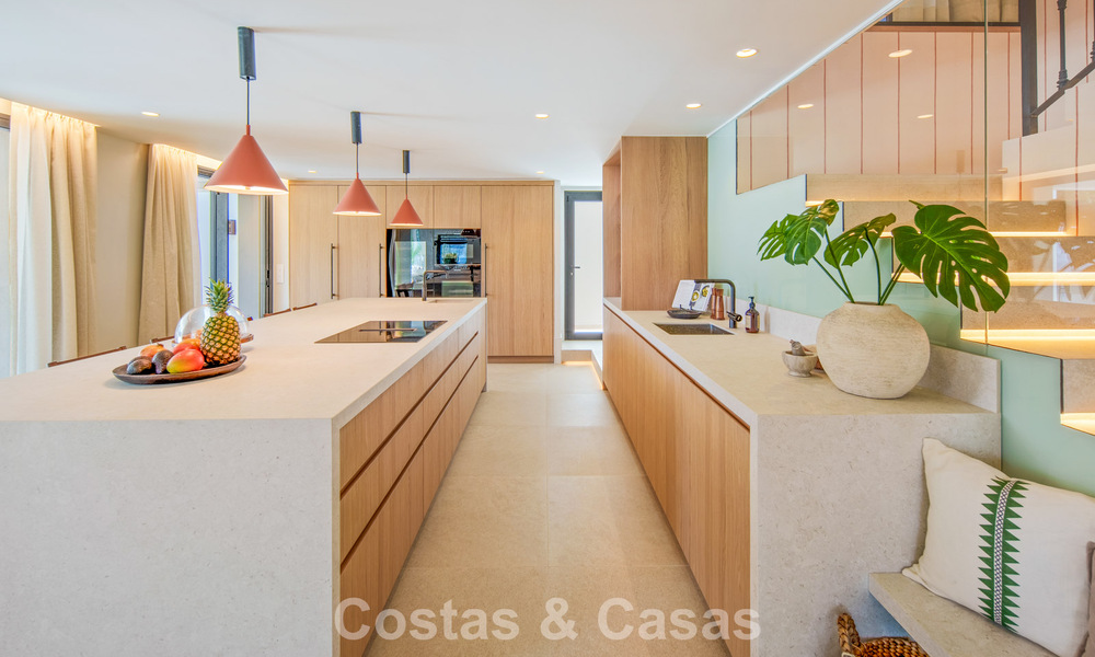 Luxueuze, mediterrane villa te koop, eerstelijnsgolf in een prestigieuze urbanisatie in Nueva Andalucia, Marbella 803310
