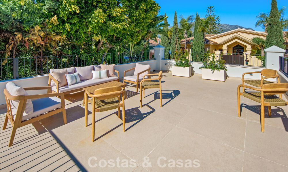Luxueuze, mediterrane villa te koop, eerstelijnsgolf in een prestigieuze urbanisatie in Nueva Andalucia, Marbella 803315