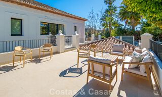 Luxueuze, mediterrane villa te koop, eerstelijnsgolf in een prestigieuze urbanisatie in Nueva Andalucia, Marbella 803316 
